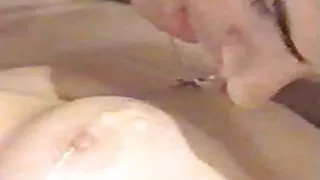 Imbevuto di urina video porno gratis di attivamente divertirsi con una grande verga