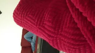 Signora con video porno a film enormi tette accarezza la figa sul letto