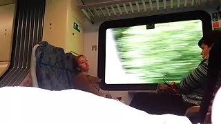 Uomo nudo si masturba su neri xxx Tette Oliate