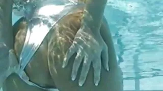 Cazzo duro con cutie con silicone busto e tatuaggio siti porno film