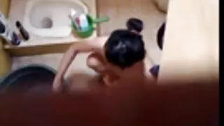 Scopata ragazza sul i due fantagenitori xxx tavolo e sul divano in pelle