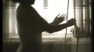 Un filmati amatoriali italiani porno idiota dalla testa rasata impala una graziosa bruna sul cazzo
