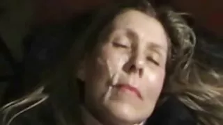 Con madre e figlia xxx i capelli scuri e pulcino si siede sulla gomma Kukan twat